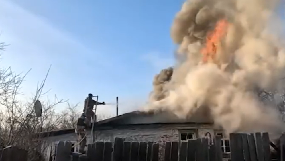 В Торецке спасатели ликвидировали пожар жилого дома, который возник в результате вражеского обстрела