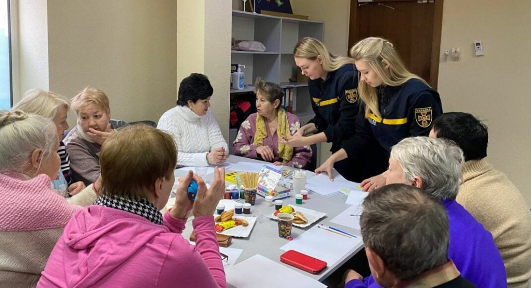 Переселенцы из Донбасса получили поддержку психологов ГСЧС в Днепре