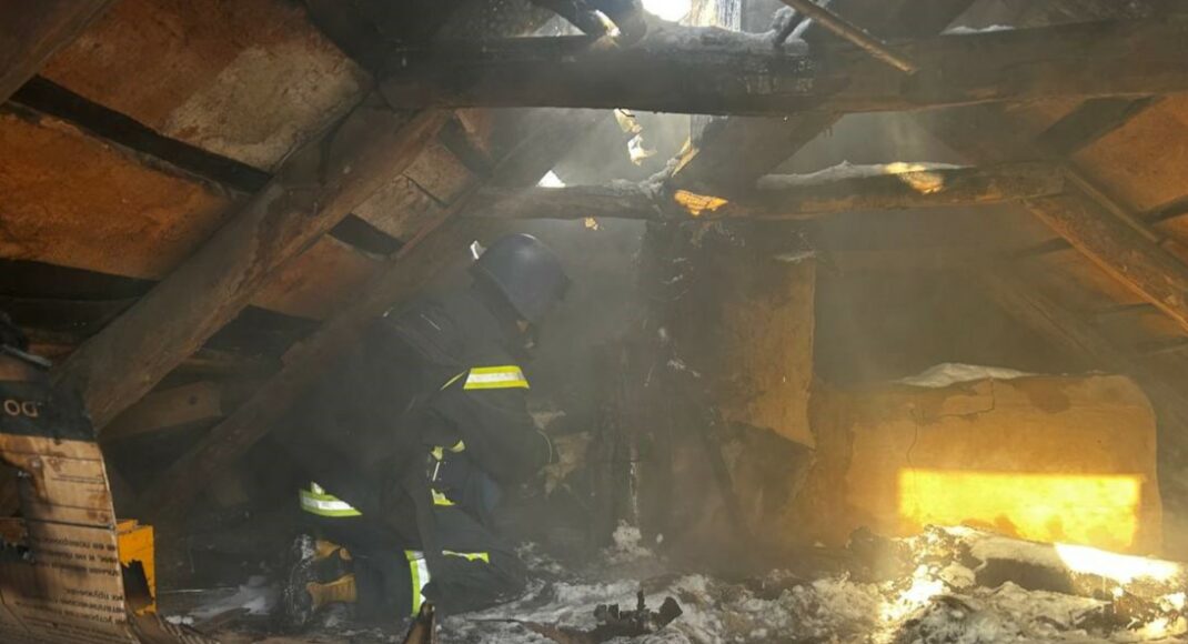 В Лимане спасатели потушили пожар в доме