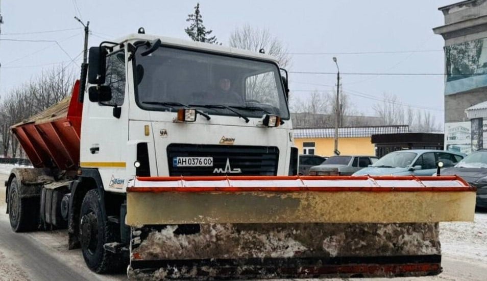 Комунальники працюють без вихідних: у Покровську за минулу добу розчистили понад 320 км доріг