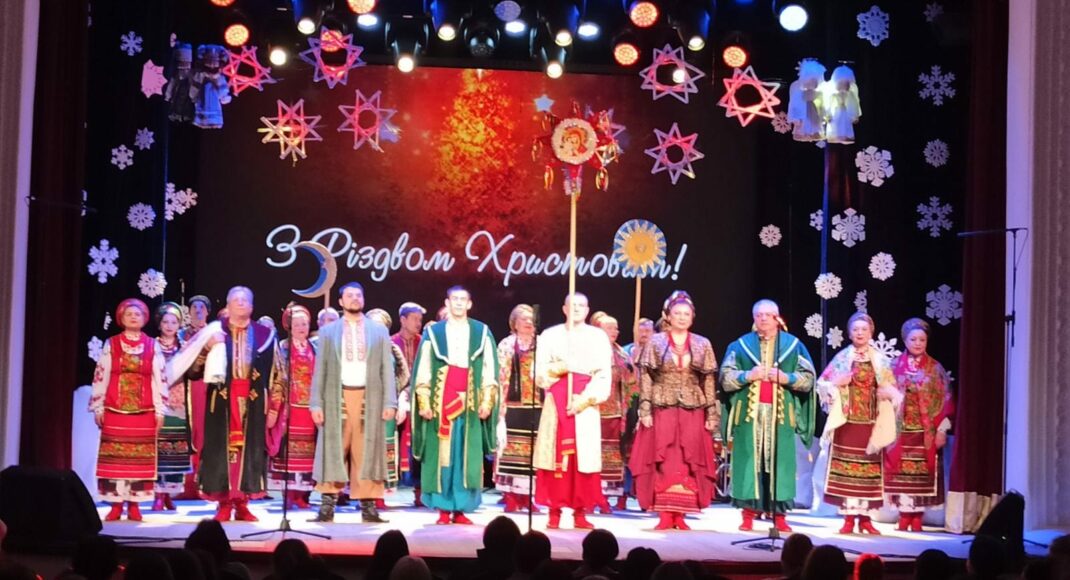 Переселенцам из Бахмута показали "Вертеп" в Полтавской областной филармонии
