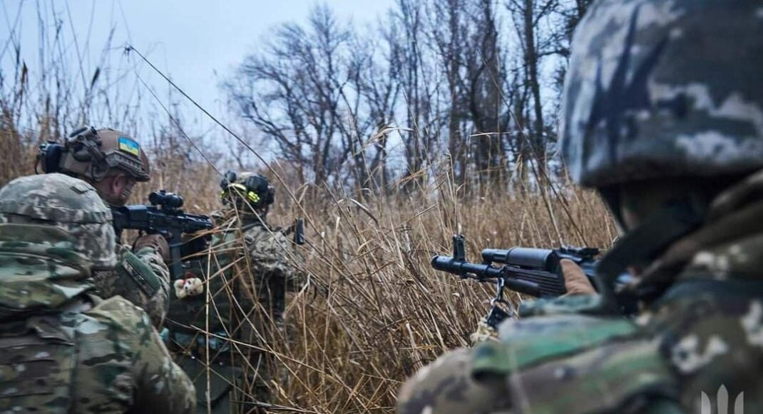Ворог продовжує атакувати позиції ЗСУ на кількох напрямках на Донеччині: що відомо