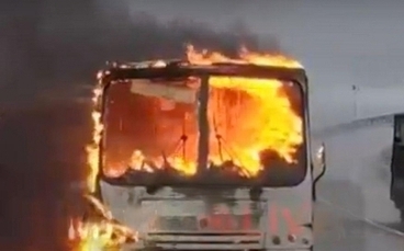 На трассе Луганск-Алчевск загорелся рейсовый автобус, люди успели выбежать