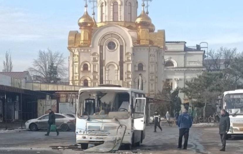 В окупованому Донецьку біля залізничного вокзалу невідомим снарядом пошкоджено пасажирський автобус