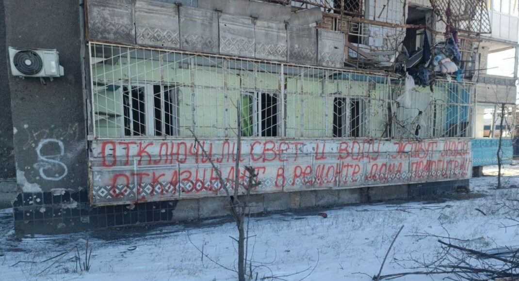 Россияне в Мариуполе сносят дома, в которых до сих пор живут люди