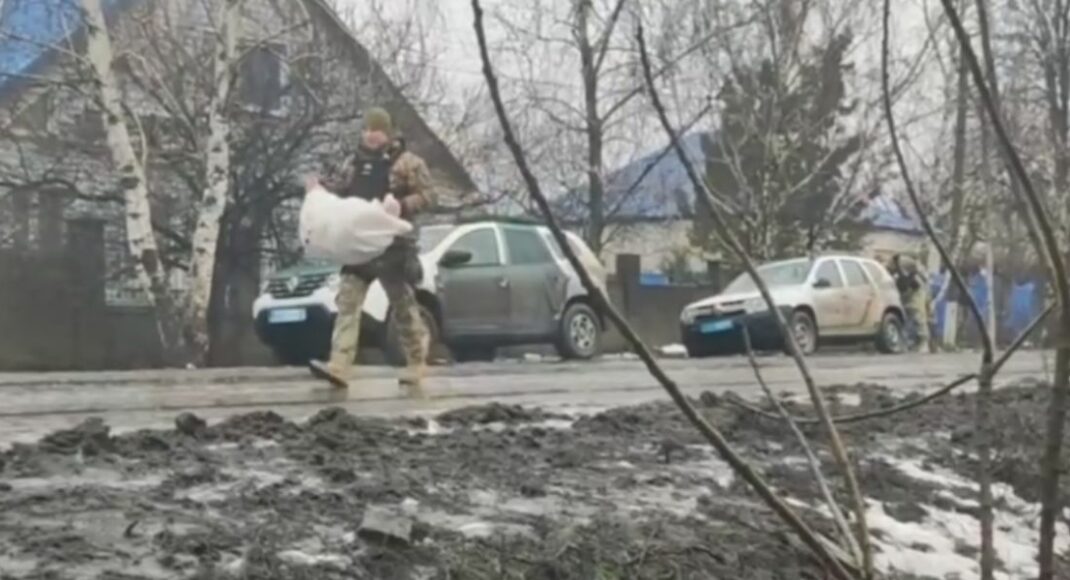 Поліція Луганщини доставила хліб жителям деокупованого села Невське
