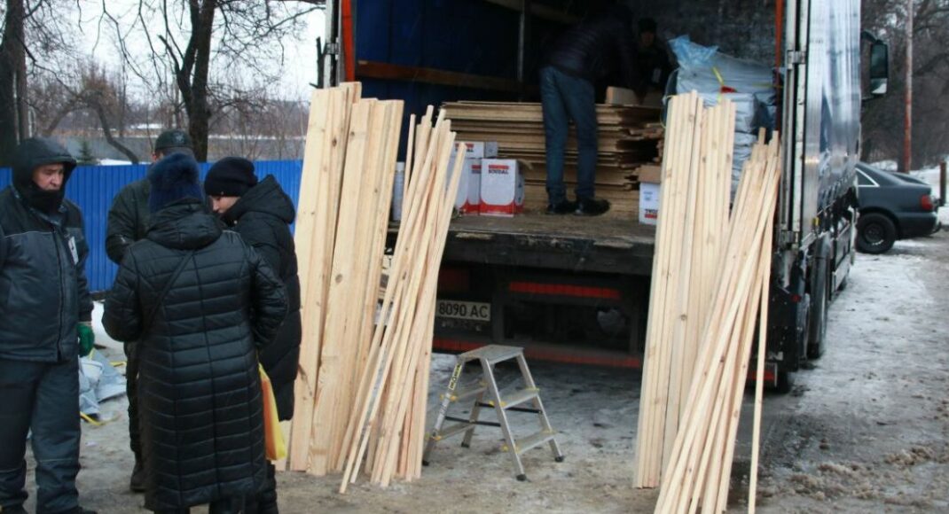 Пострадавшие от обстрела жители Мирноградской громады получили гуманитарную помощь