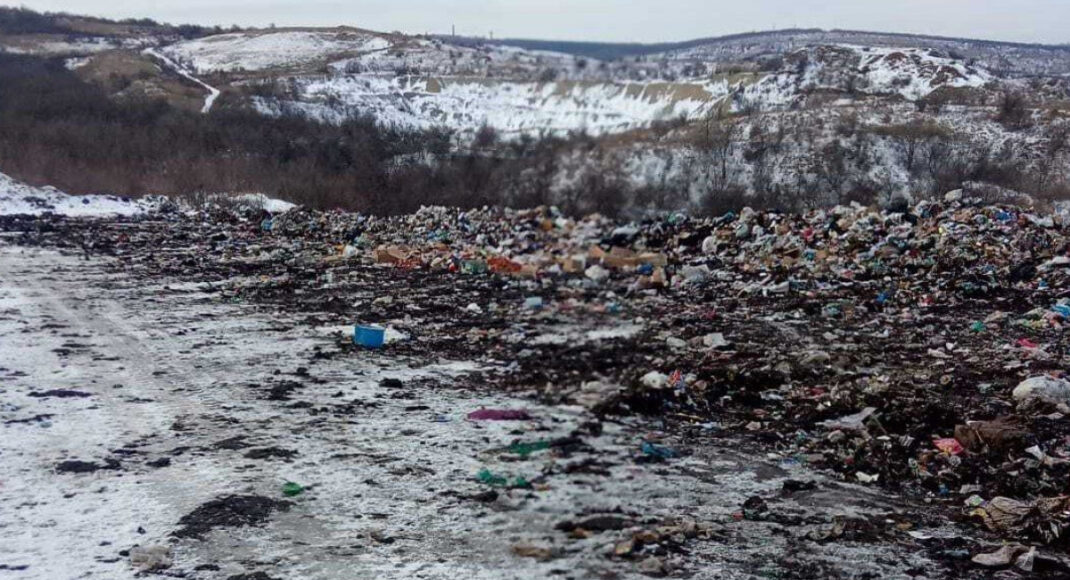 На окупованій Донеччині гумдопомогу для військових рф викинули на сміттєзвалище