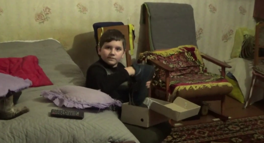 Эвакуированный из Авдеевки 9-летний Тимофей получил ботинки от "Белых ангелов"