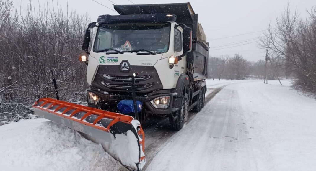 На дорогах Донеччини працює кількадесят одиниць техніки для усунення наслідків негоди