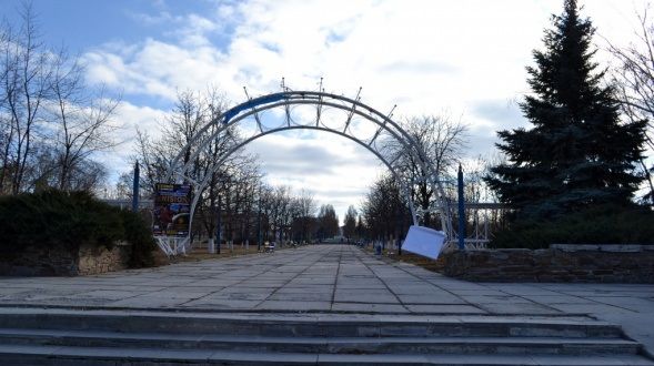 Оккупанты в Луганске обещают "запланировать восстановление" городского парка "Дружба"
