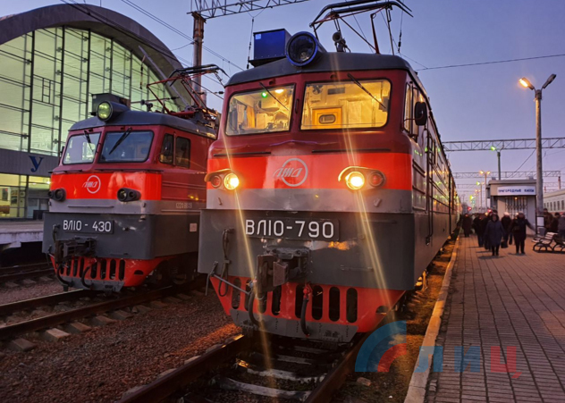 Російські окупанти обіцяють запустити поїзд з Луганська аж до Москви