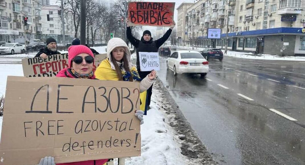 В Киеве, Черкассах и Николаеве сообщество вышло на акции поддержки пленных защитников Мариуполя (фото)