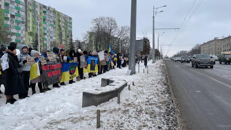 У Києві, Черкасах та Миколаєві спільнота вийшла на акції підтримки полонених захисників Маріуполя (фото)