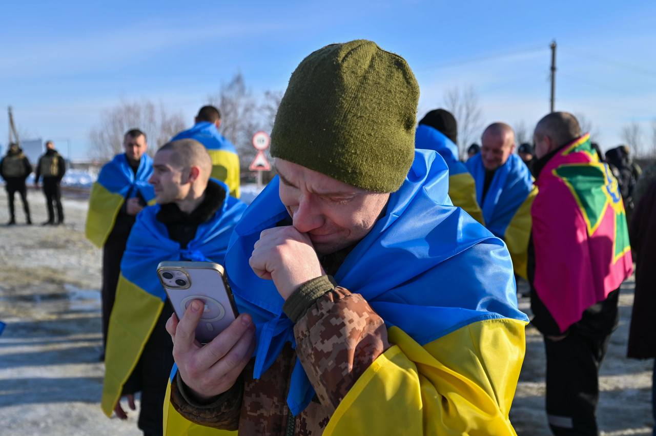 Из российского плена вернулись 207 защитников (фото). Читайте на UKR.NET