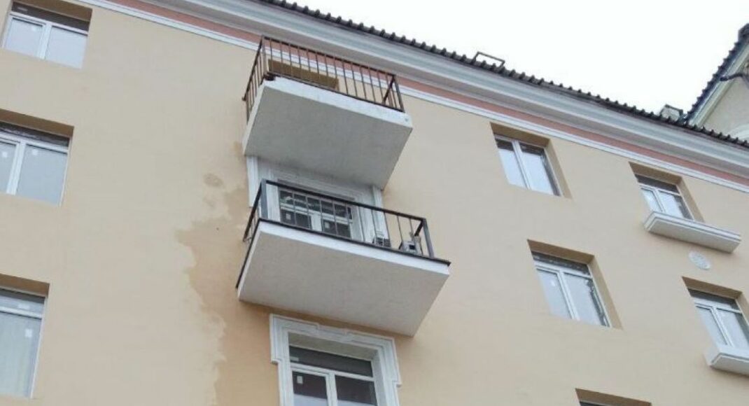 В оккупированном Мариуполе россияне создают иллюзию ремонтов домов, — горсовет