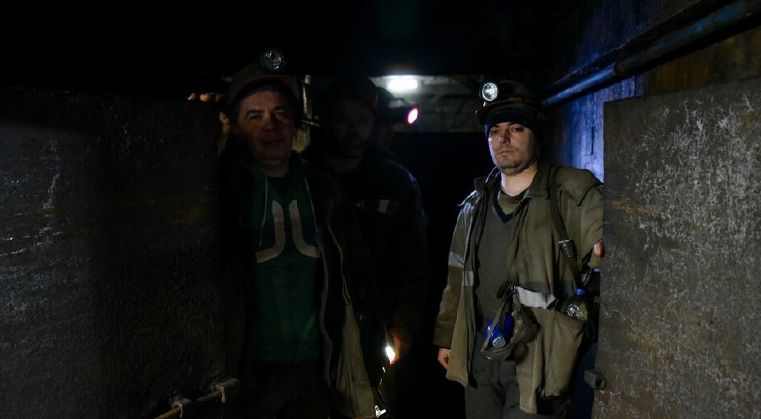 На кількох шахтах окупованої Донеччини майже 90 гірників були заблоковані через знеструмлення