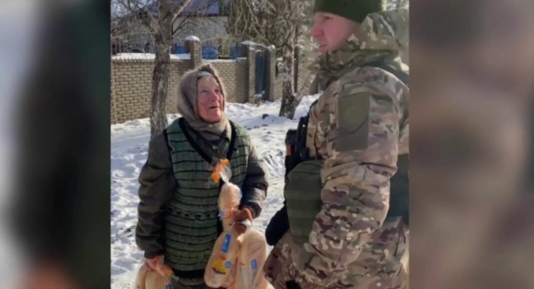 Поліціянти Луганщини привезли свіжий хліб жителям Невського та Новолюбівки (відео)