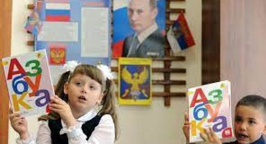 Окупанти на ТОТ Донеччини та Луганщини заявляють про "зросійщення" освіти протягом 2-3 років