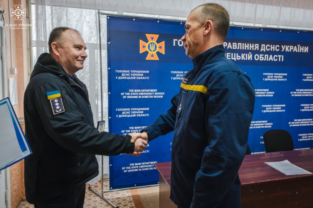 6 рятувальників Донеччини отримали відзнаки МВС та ДСНС (фото)
