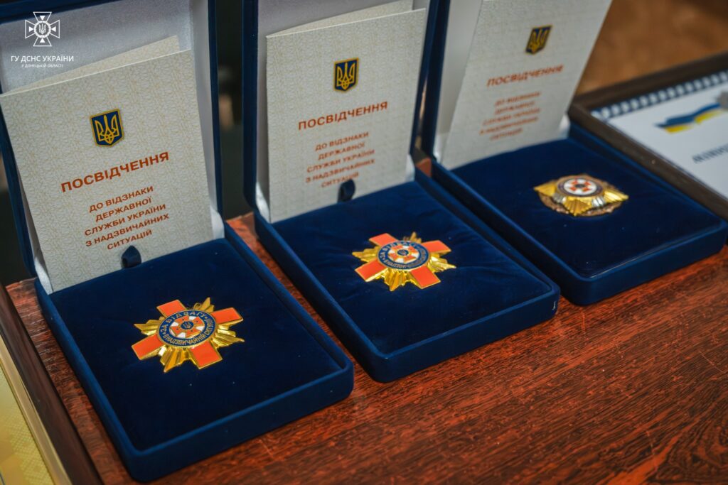 6 рятувальників Донеччини отримали відзнаки МВС та ДСНС (фото)