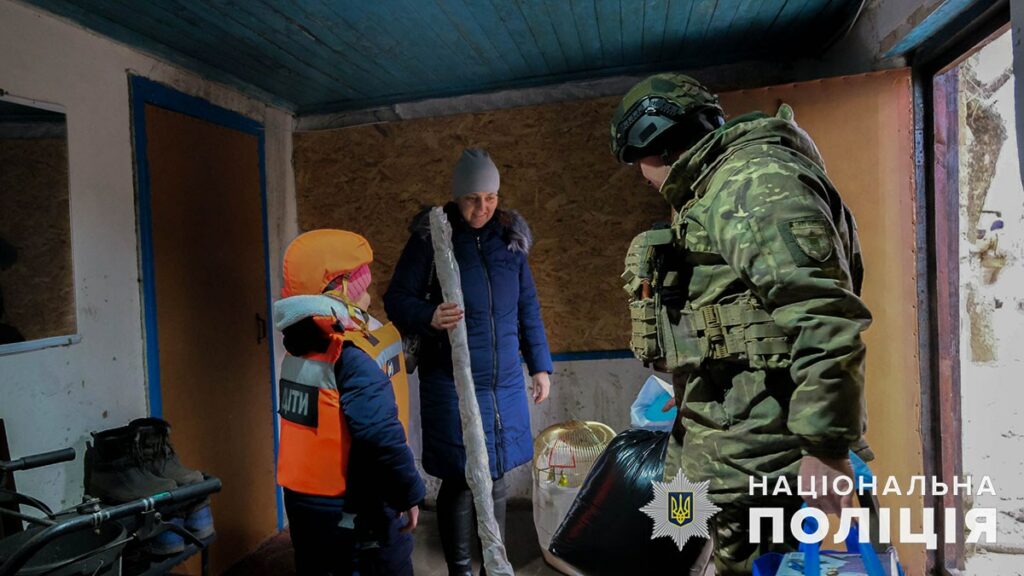 З Мар’їнської та Очеретинської громад на Донеччині евакуювали всіх дітей (відео)