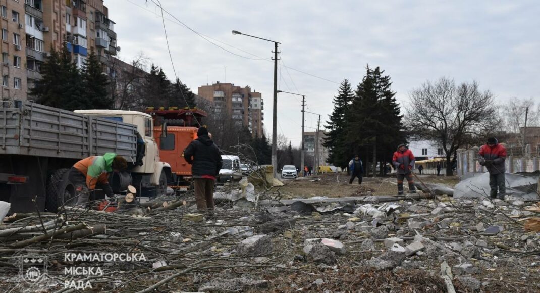 В Краматорске четвертые сутки продолжаются поиски человека под завалами после ракетного удара россиян