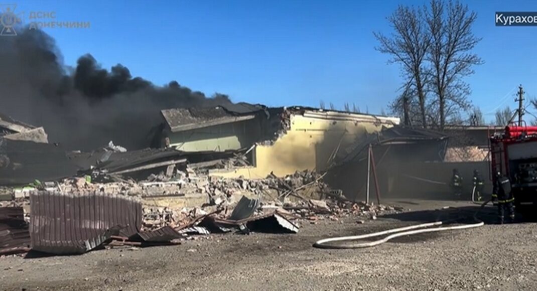 В Курахово спасатели ликвидировали пожар на складе после вражеского обстрела (видео)