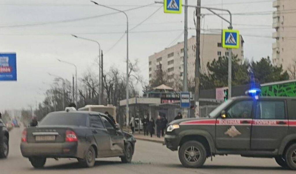 В Маріуполі "поліція" окупантів протаранила цивільне авто (фото)