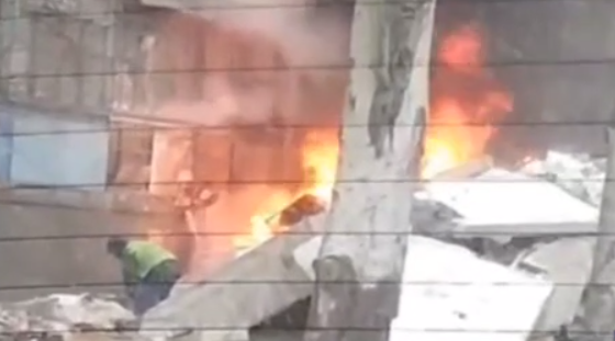 В оккупированном Мариуполе захватчики сожгли дом (видео)