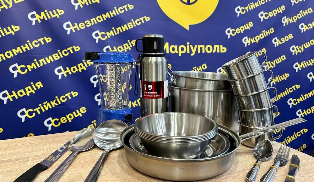 Матрасы, посуда, термосы, белье: в Киеве начинают выдачу наборов от МОМ для ВПЛ из Мариуполя (как получить)