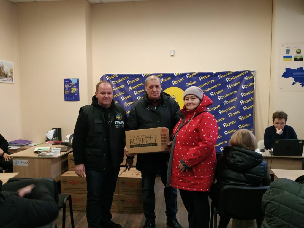 Маріупольці отримали продуктові набори від благодійного фонду Global Empowerment Mission Ukrain (фото)