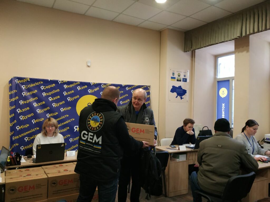 Маріупольці отримали продуктові набори від благодійного фонду Global Empowerment Mission Ukrain (фото)