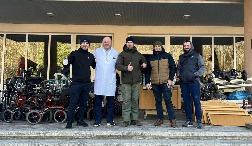 Мариупольский городской совет со шведскими волонтерами передали оборудование для военного госпиталя (фото)