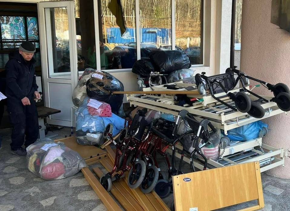 Маріупольська міська рада зі шведськими волонтерами передали обладнання для військового шпиталю (фото)