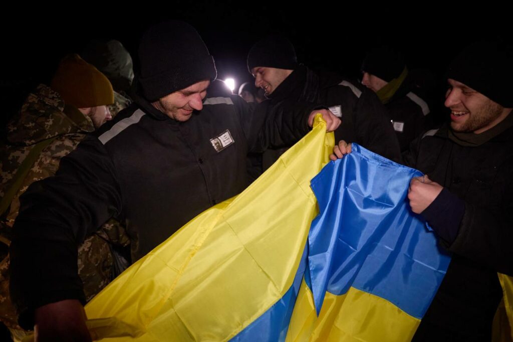 Проведено обмін полоненими: додому повернулося 100 українців, більшість — захисники Маріуполя