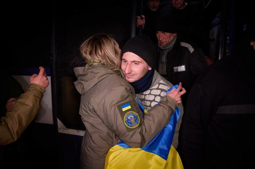 Проведено обмін полоненими: додому повернулося 100 українців, більшість — захисники Маріуполя