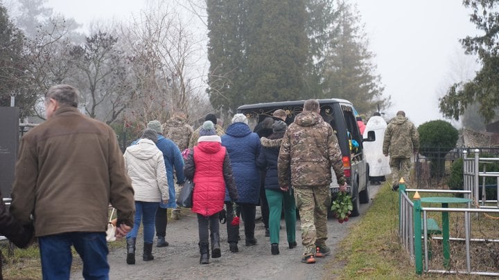 Вижив у полоні та загинув у ДТП: військового з Покровська поховали у Городищі