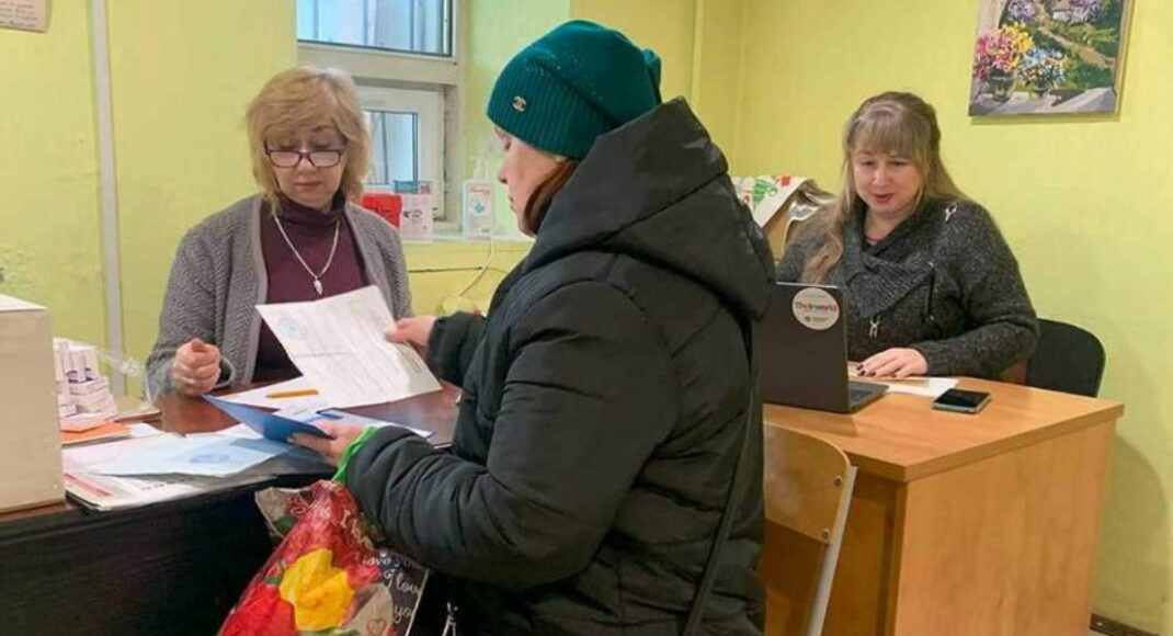 Переселенці з Луганщини продовжують отримувати допомогу по всій країні