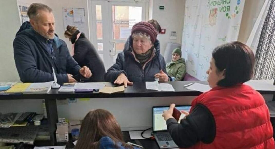 В Тернополе переселенцы из Луганской области получают матрасы, кухонные и постельные наборы