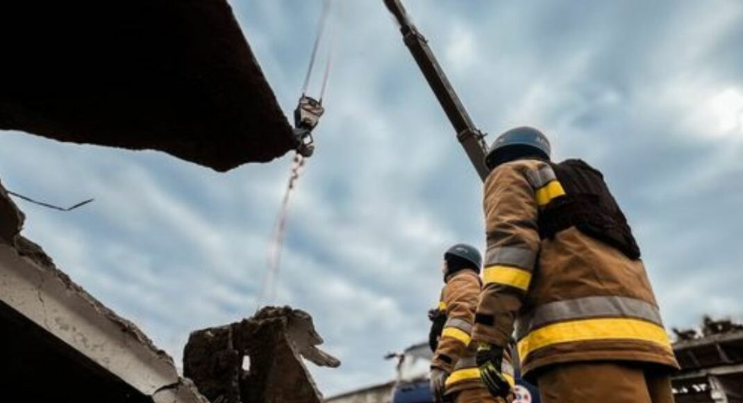 Рятувальники з Луганщини проводять аварійно-відновлювальні роботи на місці влучання ворожої ракети у Харкові (фото)