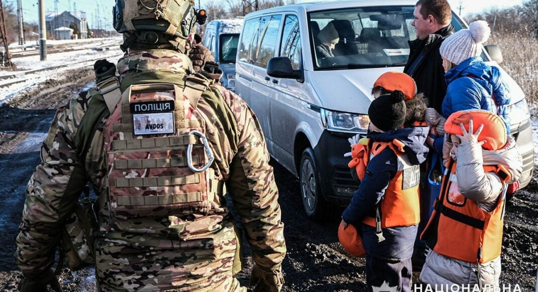 Жили под постоянными обстрелами: из прифронтового села в Донецкой области "Белые ангелы" эвакуировали троих детей с мамой