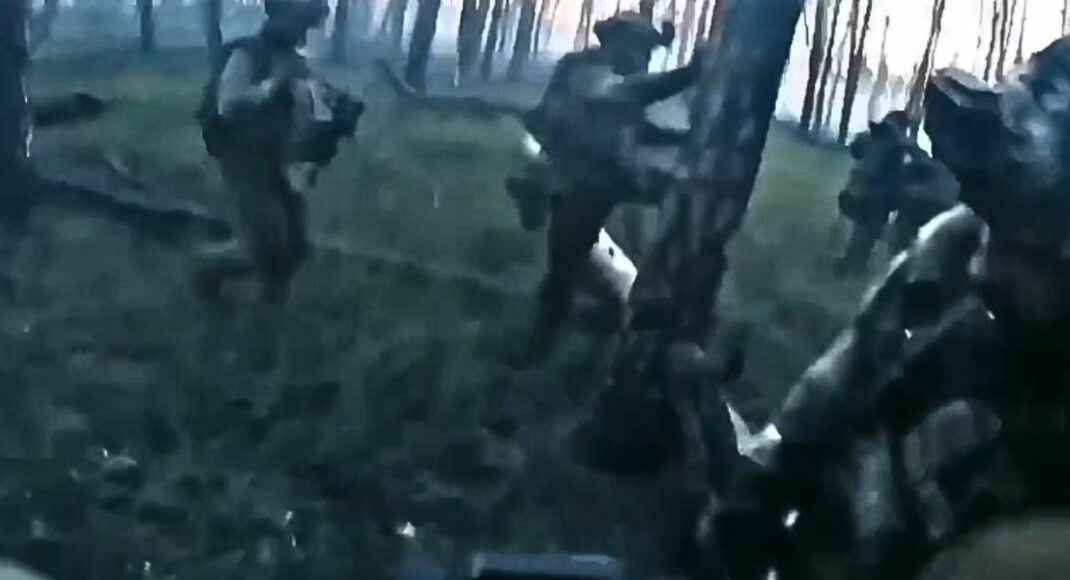 Разведчики "Азова" показали бои в Кременском лесу (видео)