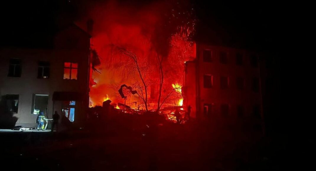 Слов'янськ і Краматорськ під ворожим вогнем: під завалами можуть бути люди (фото)