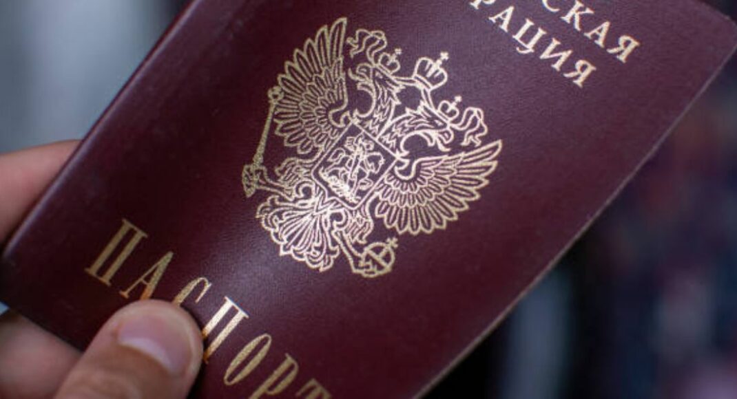 На окупованій Луганщині загарбники ввели платну послугу отримання паспортів рф вдома