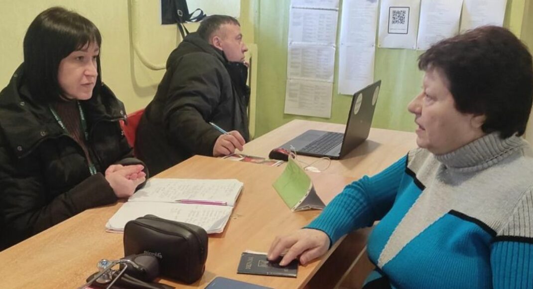 Щопонеділка у Дніпрі переселенцям з Луганщини допомагають розв'язати пенсійні питання