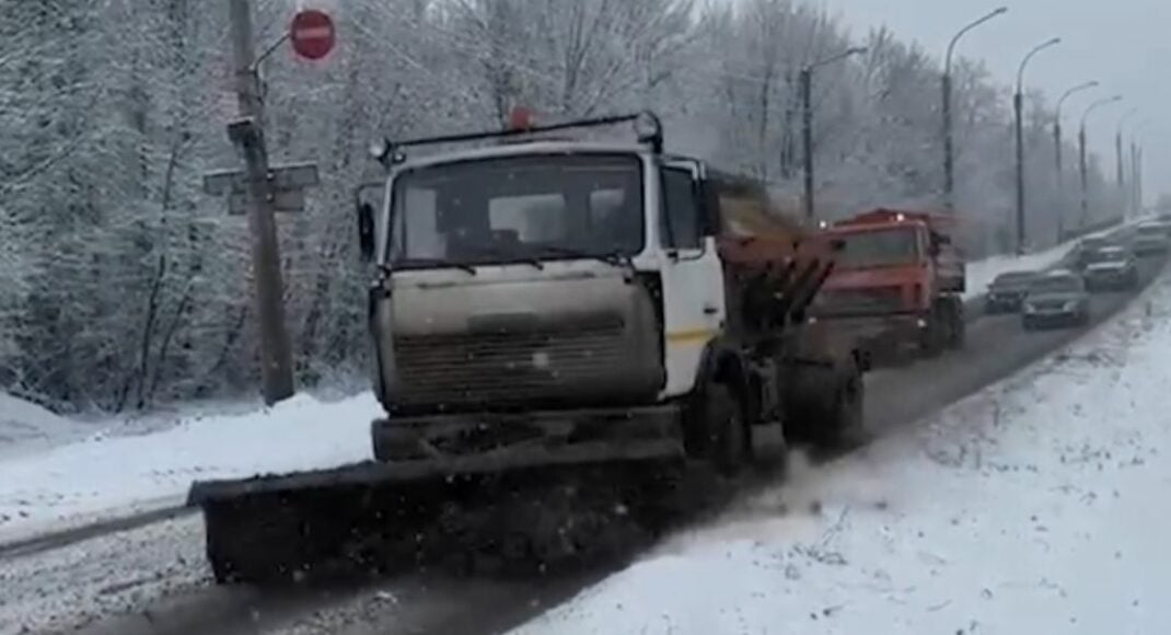 На Донеччині значне погіршення погодних умов: на дороги вийшла спецтехніка (відео)