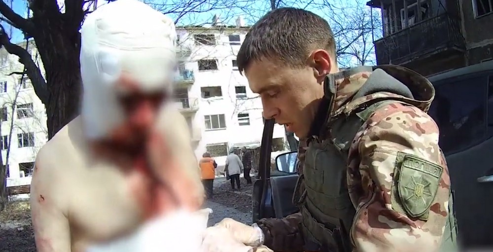 Полиция показала спасение людей после вражеского авиаудара по Горняку (видео)