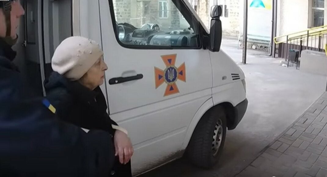 Рятувальники транспортували травмовану жінку з Очеретиного до лікарні (відео)