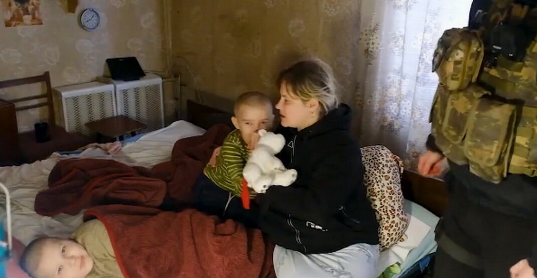 З Торецька "білі янголи" евакуювали родину з двома дітьми (відео)